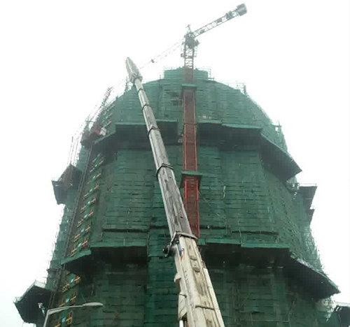 大城吊车在工地上作业